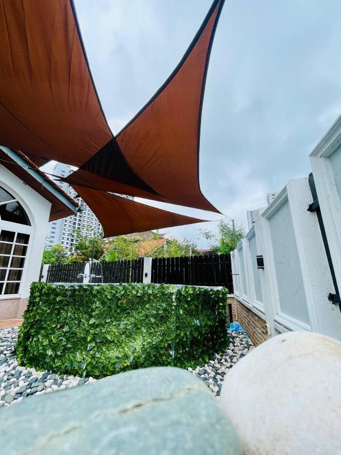 Trendy Family Getaway By Stayco - Mini-Pool, Outdoor Cinema, Air Loft, Ps4, Ktv - Just 2 Mins To Beach! Batu Feringgi Dış mekan fotoğraf